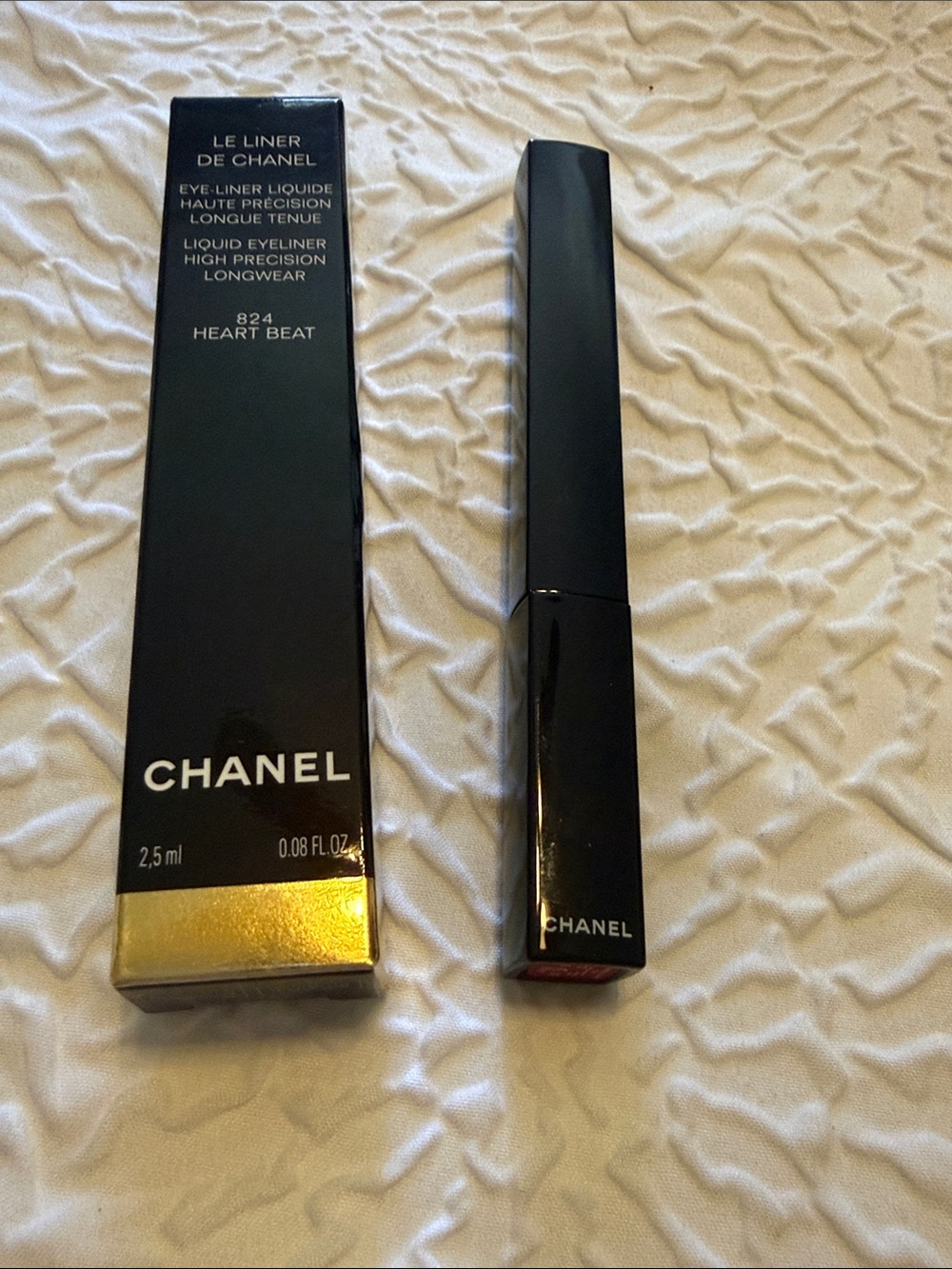 CHANEL Liquid Eyeliner 824 Heart Beat - hot pink liner